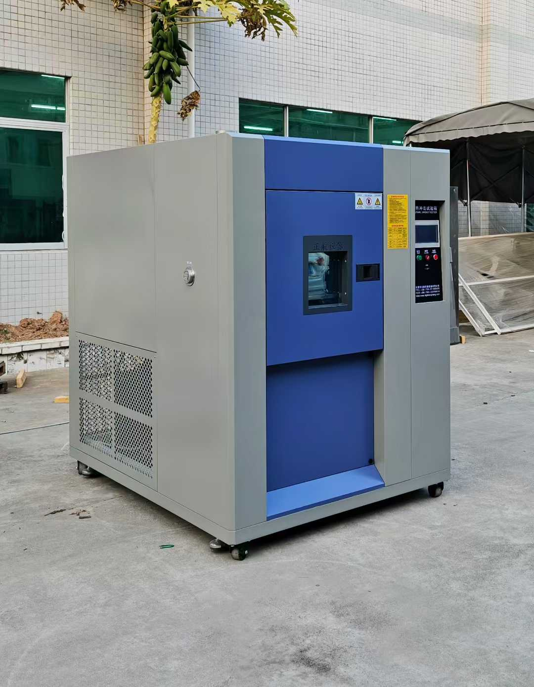 150L三箱式冷熱沖擊試驗箱送貨深圳客戶公司